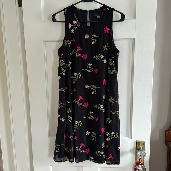 🎉HP Tommy Hilfiger sleeveless black floral swing dress. Size 6. - Picture 4 of 7